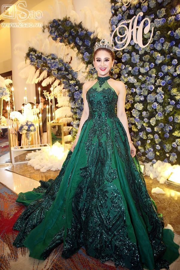 Nữ ca sĩ thay liên tục 5 bộ váy lộng lẫy trong ngày cưới.