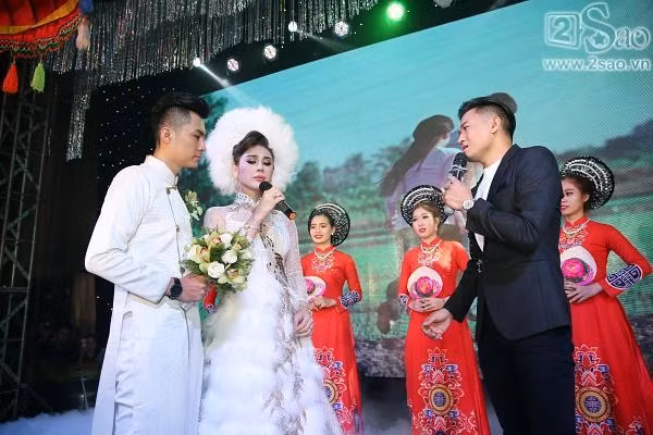 "Nhiều người nói đám cưới lời nên có tiền, nhưng không nha, đám cưới lỗ dễ sợ nha, đám cưới không có lời. Đám cưới mời 500 người, đi 650 người mà có 350 bao thư, lỗ sập mặt nha", Lâm Khánh Chi từng chia sẻ.