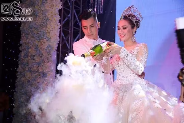 Sau đám cưới "thế kỷ", Lâm Khánh Chi tiết lộ chuyện "lỗ sấp mặt" vì mọi dự định ban đầu đều nằm ngoài tầm kiểm soát. Theo danh sách, Khánh Chi chỉ mời 500 khách nhưng thực tế có 650 người góp mặt, nữ ca sĩ phải kê thêm 13 bàn để phục vụ.