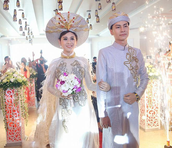 Tiệc cưới ở TPHCM cũng được tổ chức ở trung tâm hội nghị lớn, bày trí sang trọng, dàn khách mời là các nghệ sĩ nổi tiếng showbiz Việt. Trong hôn lễ, Lâm Khánh Chi khiến người xem "ngạt thở" khi liên tục thay 5 chiếc váy dài quét đất.