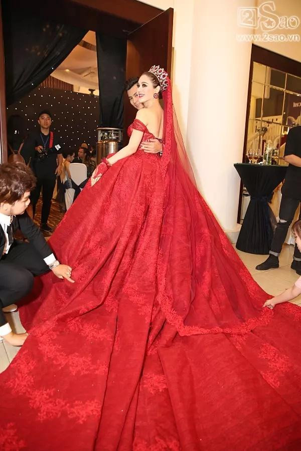 Nữ ca sĩ tiếp tục thay một bộ váy đỏ siêu dài khiến dân mạng choáng ngợp.