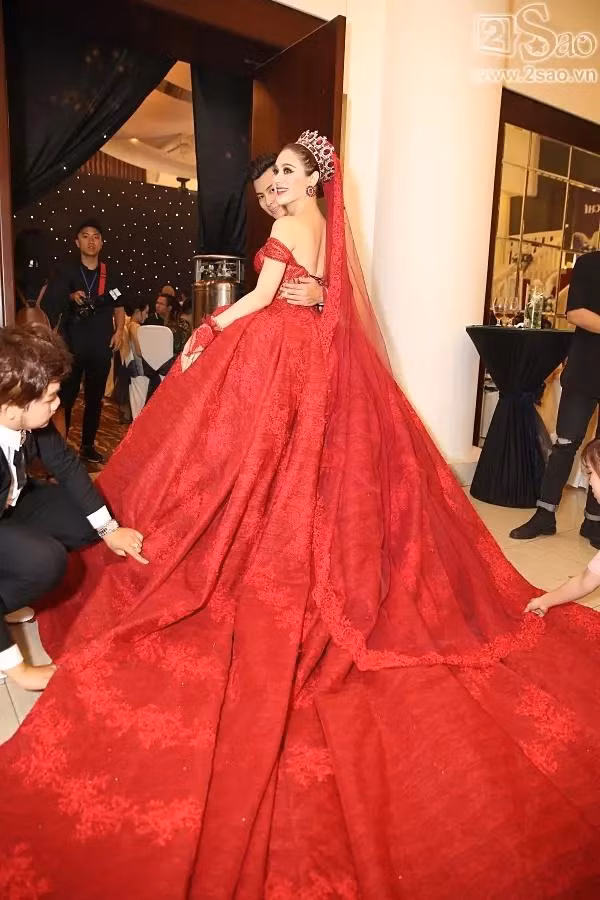 Nữ ca sĩ tiếp tục thay một bộ váy đỏ siêu dài khiến dân mạng choáng ngợp.