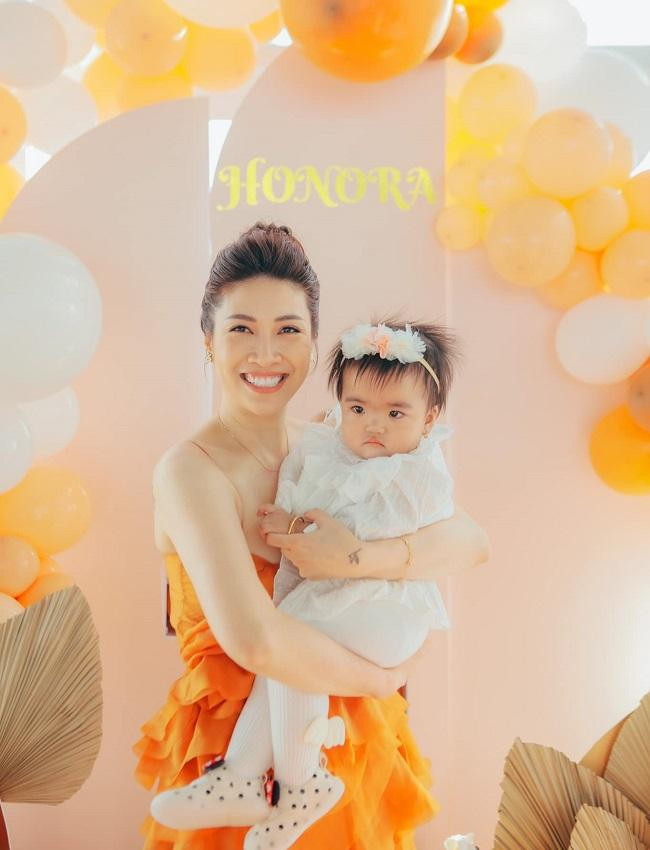 Cô bé trở thành tâm điểm chú ý với loạt biểu cảm từ "quạu đến rất quạu" qua nhiều khung hình. Thậm chí Pha Lê hài hước kể: "Cảm ơn gia đình em Mạc Văn Khoa và Vy Pumpe đã đưa bé Minnie tới dự thôi nôi Ốc nhá. Mặc dù em bé có vẻ không ưa bác nên không cười dù chỉ 1 lần". Dưới bài đăng của đàn chị, Mạc Văn Khoa phải vội đính chính: "Thật sự thì cháu nó rất vui sướng ở trong lòng chị ạ. Tối về cháu nó có cười chị à".