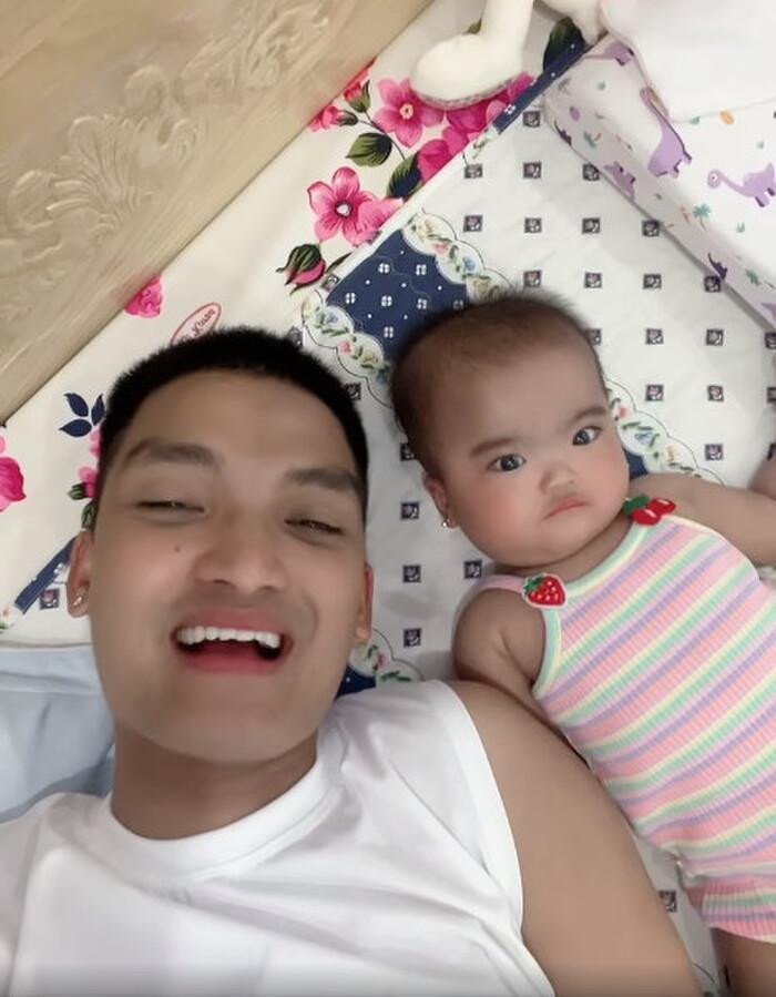 iểu cảm trái ngược của cặp bố con showbiz.