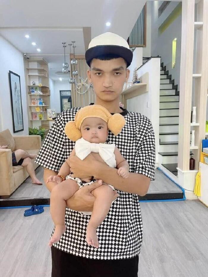 Minnie hiện là cái tên khá hot trên MXH bởi loạt biểu cảm đáng yêu, "quạu" ở nhiều khung hình. Thậm chí, Mạc Văn Khoa từng hóm hỉnh thừa nhận con gái thường xuyên "không hợp tác" và có thái độ "khó ở" với mình.