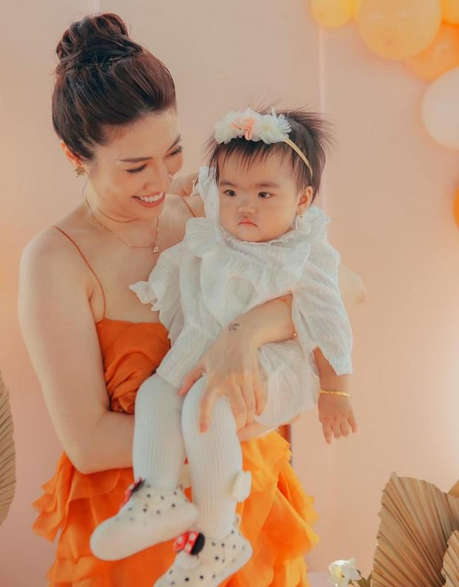 Ái nữ Minnie nhà nam diễn viên chiếm trọn spotlight với biểu cảm "quạu" đáng yêu. Dù Pha Lê đã cố gắng tương tác song biểu cảm Minnie vẫn "bất biến".