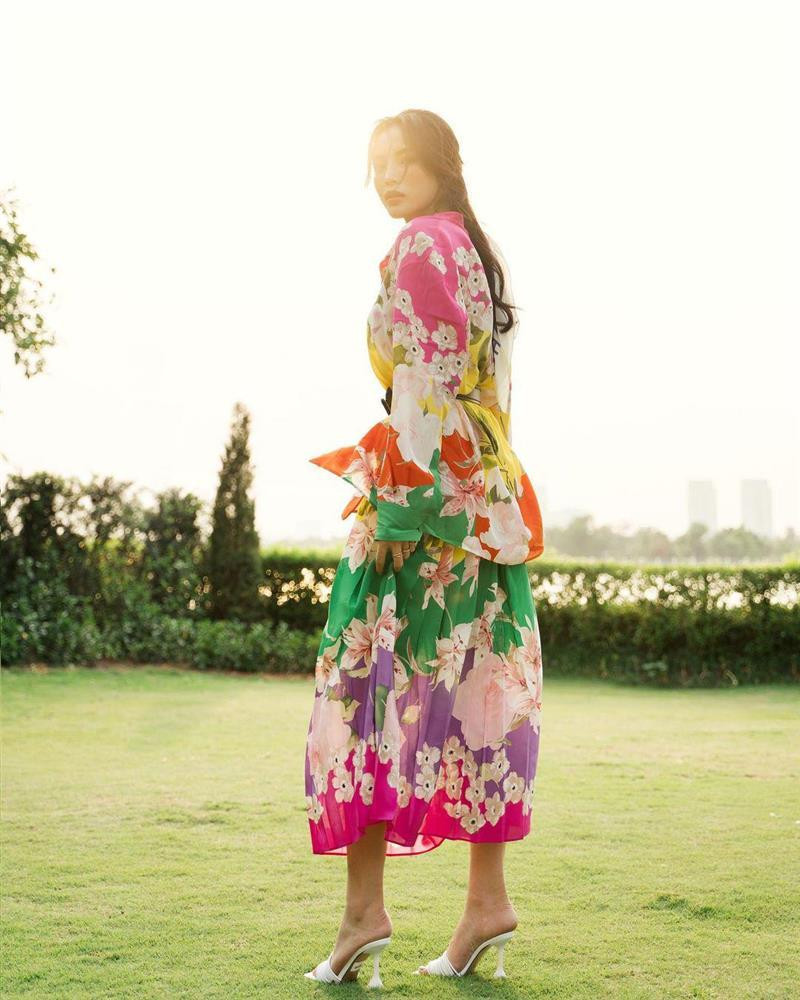 Ít khi ăn mặc váy vóc tung xòe "hoa lá hẹ" nhưng chỉ cần cô xuất hiện với hình ảnh này là cõi mạng được phen "rần rần".