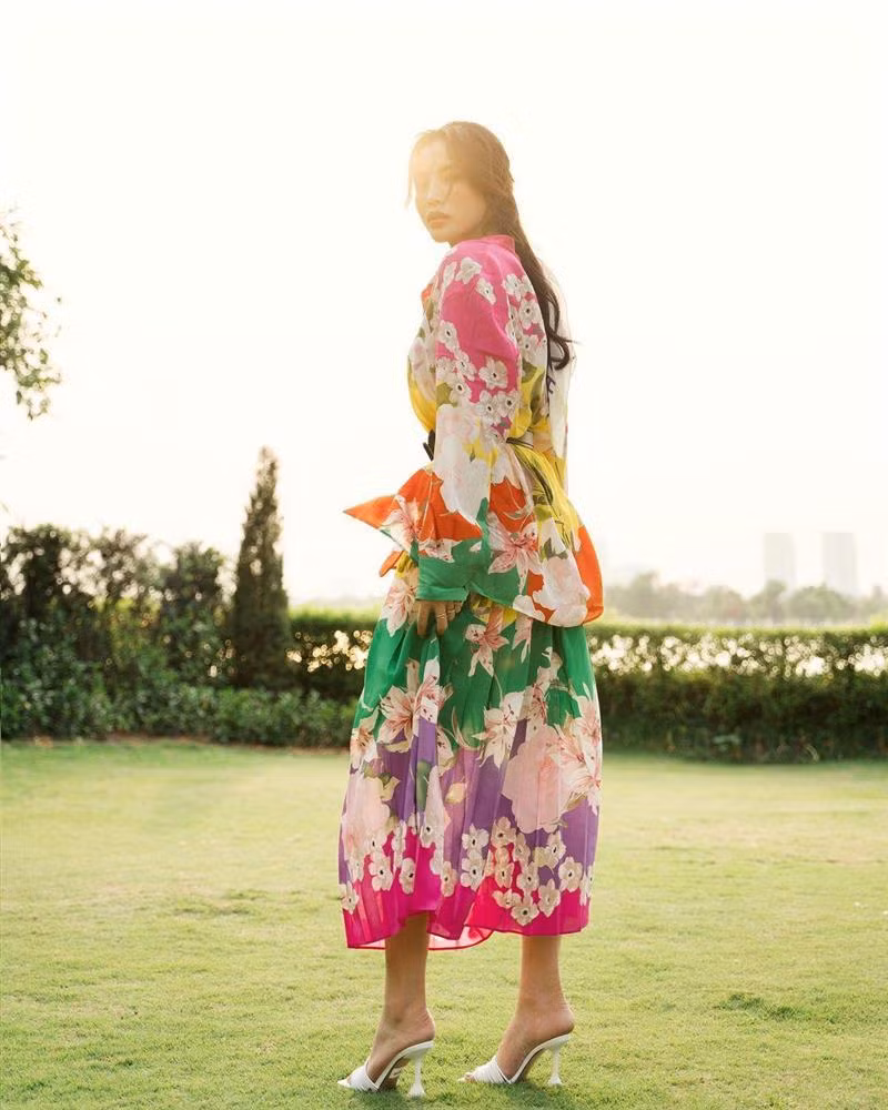 Ít khi ăn mặc váy vóc tung xòe "hoa lá hẹ" nhưng chỉ cần cô xuất hiện với hình ảnh này là cõi mạng được phen "rần rần".
