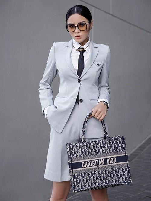 Sở hữu vóc dáng cao ráo nên có thể nói không ai có thể mặc đẹp hơn Kỳ Duyên với phong cách này được nữa.