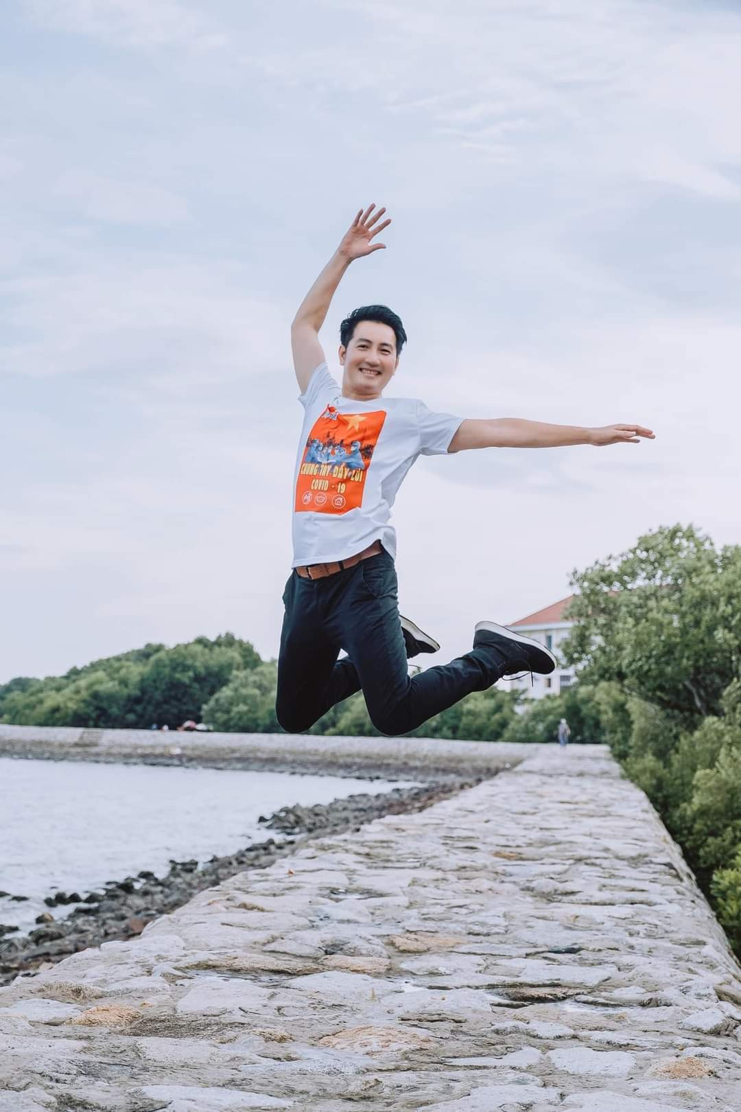 Ca sĩ Phi Hùng hạnh phúc khi đi nghỉ dưỡng.