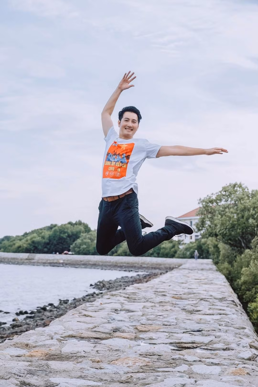 Ca sĩ Phi Hùng hạnh phúc khi đi nghỉ dưỡng.