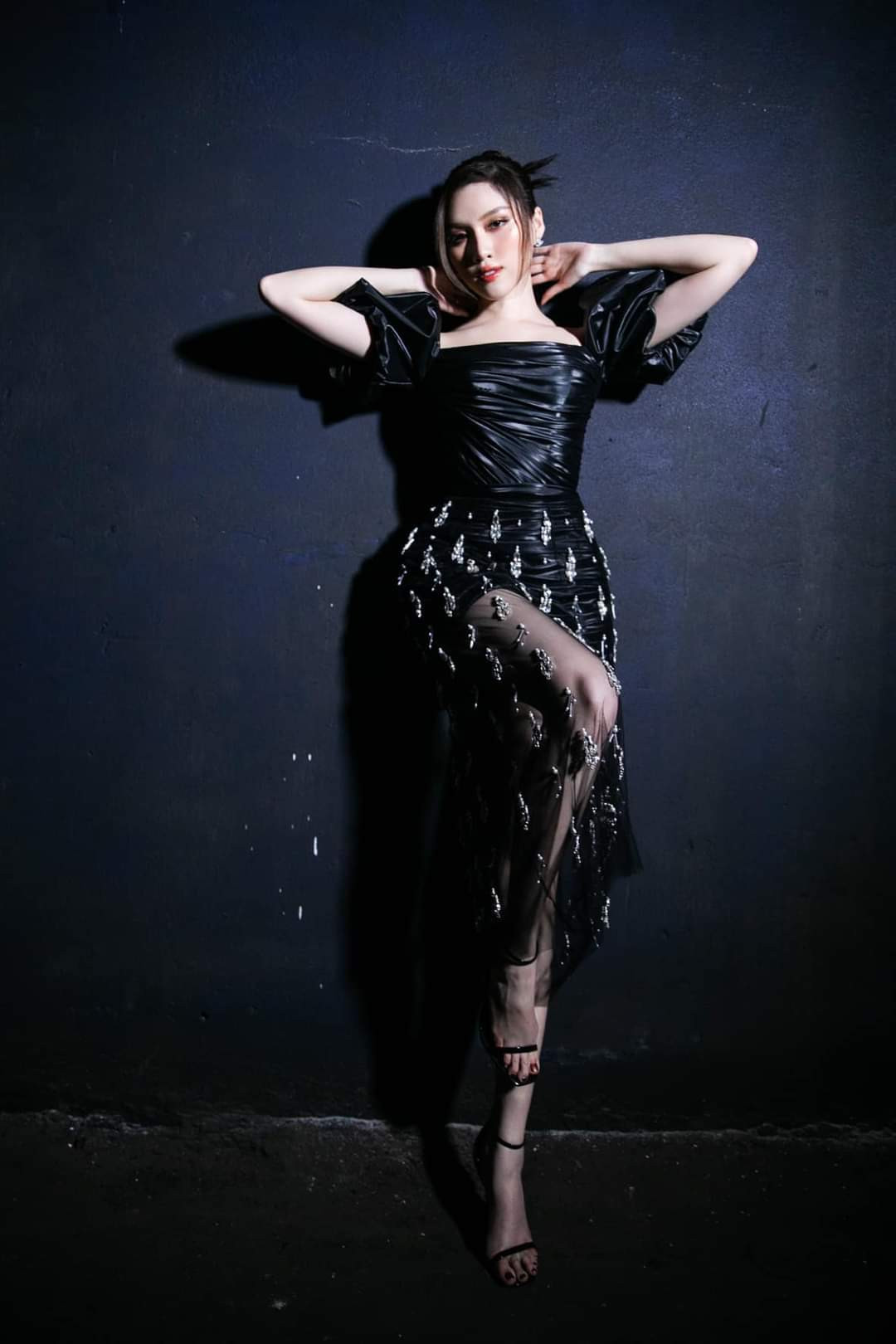 "Em không ngại đầu tư cho hình ảnh của mình, vì em muốn tuổi trẻ này phải thật rực rỡ", MC Thanh Thanh Huyền viết.