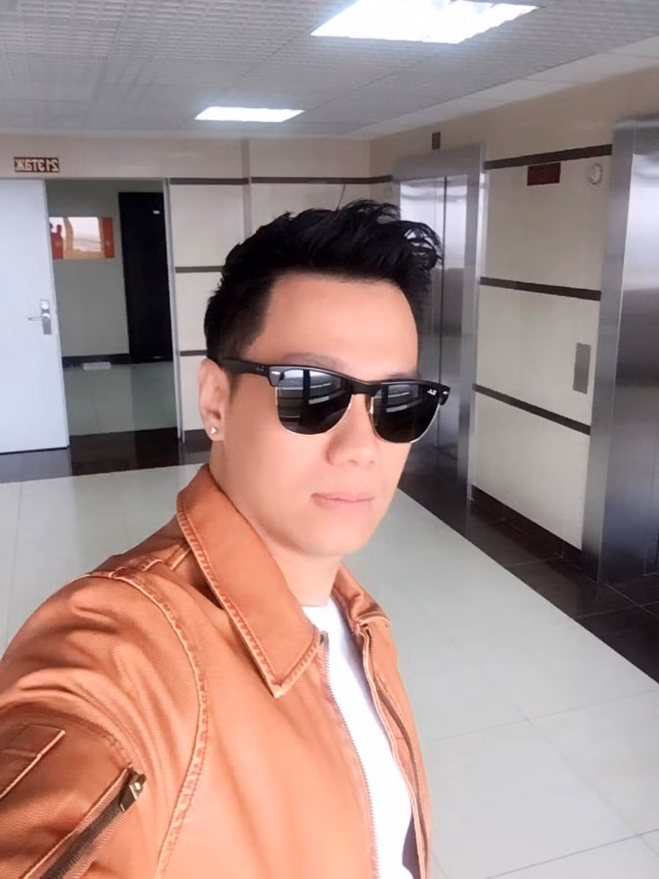 Diễn viên Việt Anh tỏ ra rất...ngầu.