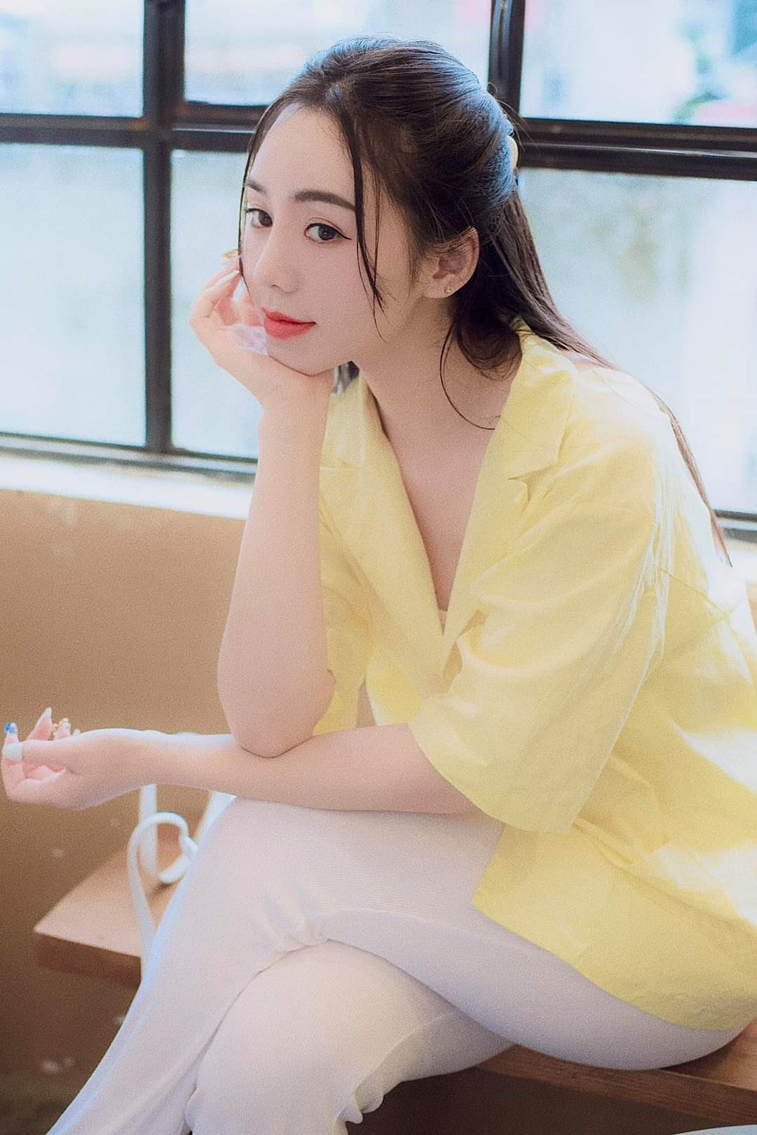 Quỳnh Kool đẹp dịu dàng.