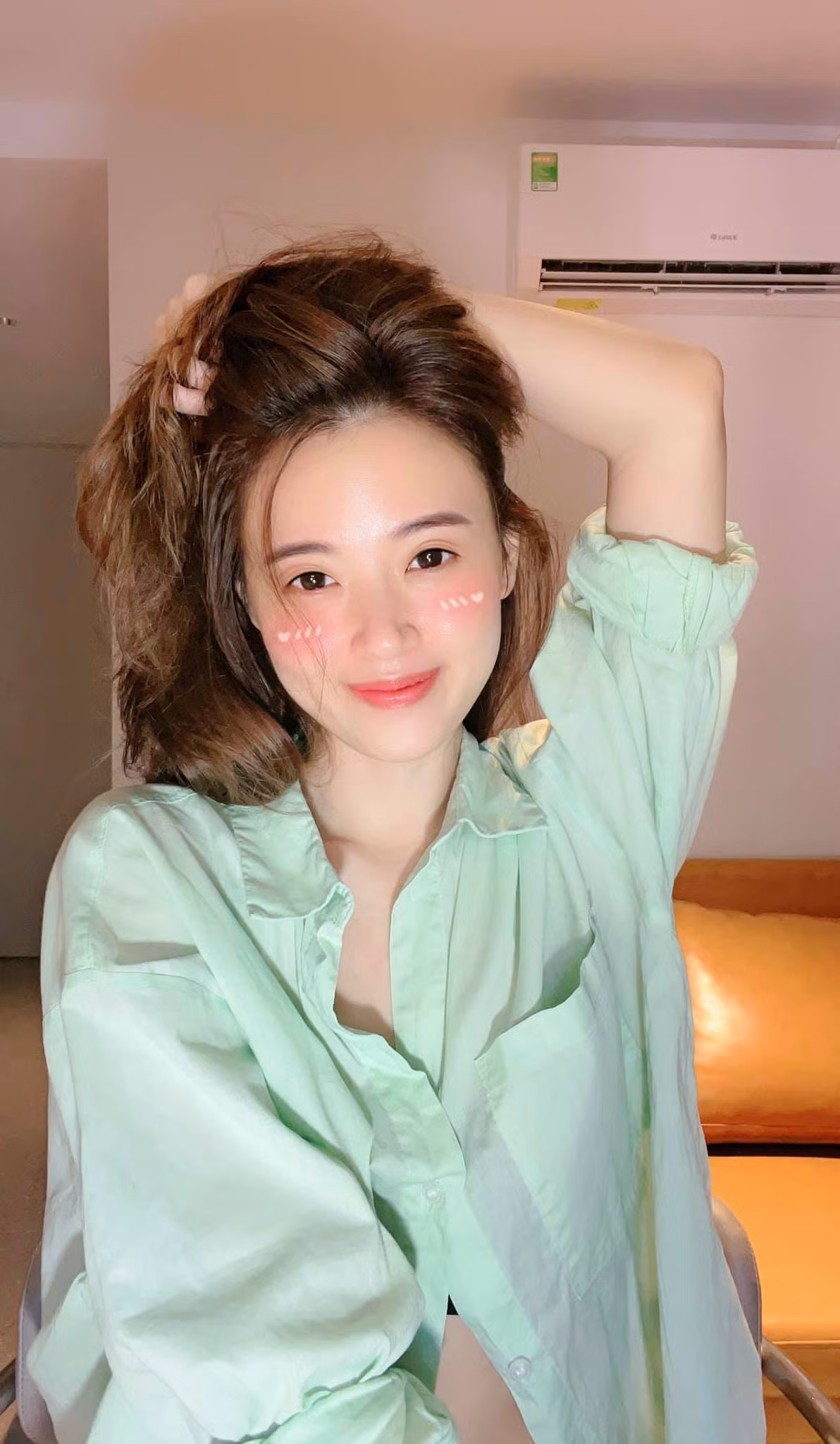 Midu cũng gợi cảm không kém khi mặc áo sơ mi nửa kín ngửa hở.