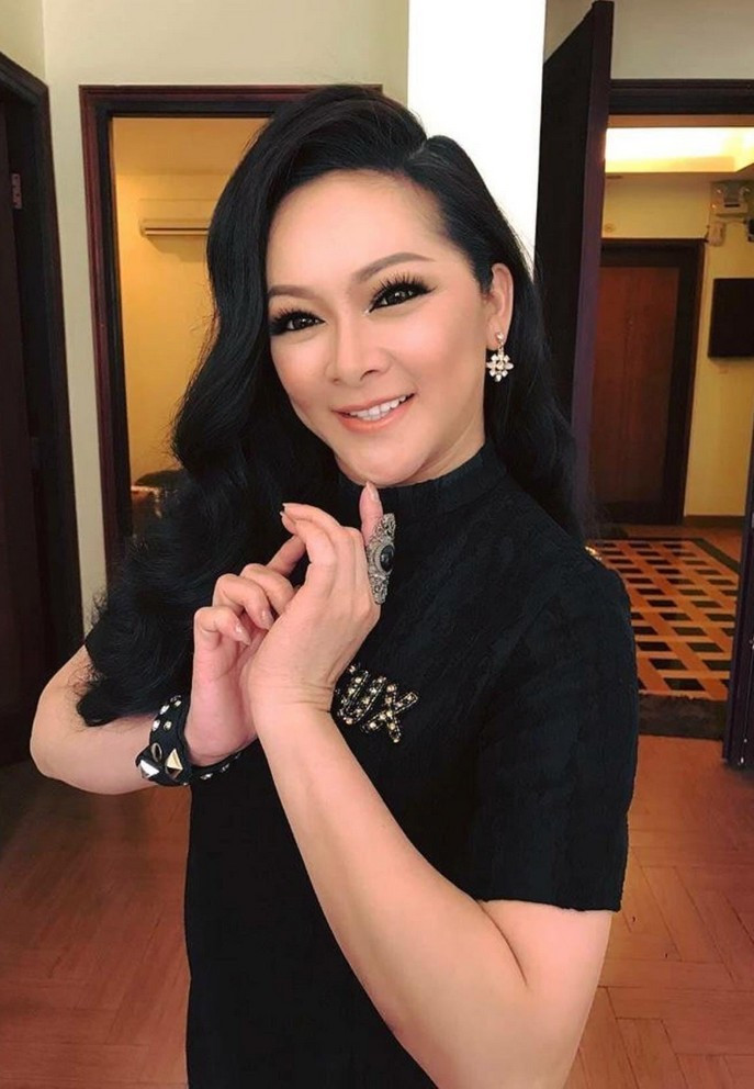 Như Quỳnh rạng rỡ phía sau hậu trường một show nhạc.