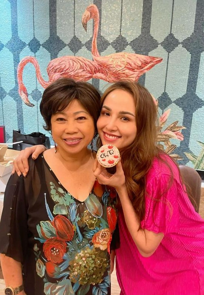 Hoa hậu Diễm Hương mừng sinh nhật diễn viên Phi Phụng.