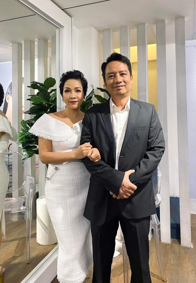 "Thiếu cái khăn voan để hai năm nữa kỷ niệm. 25 năm là đám cưới giấy à cả nhà?", cô hài hước hỏi fan và khán giả.