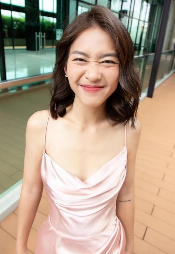 Khả Ngân biểu cảm nhí nhảnh trước ống kính.