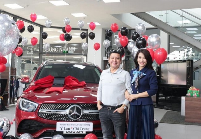 Nhân ngày tốt, Chí Trung cùng bạn gái - doanh nhân Ý Lan tậu xe ô tô mới.