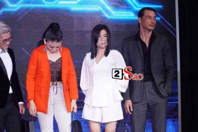 Khi lên sân khấu chụp hình, cặp đôi tiếp tục đứng xa nhau, dù đã có lúc Quách Ngọc Ngoan ngỏ ý nhường chỗ cho Kiều Minh Tuấn để gần hơn bạn gái.