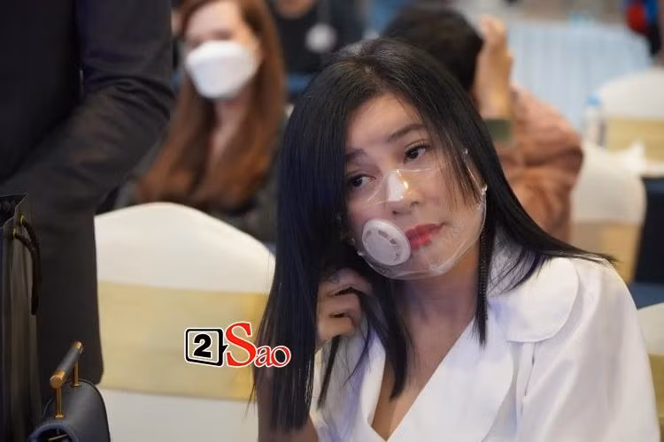 Theo ghi nhận hiện trường, Kiều Minh Tuấn tới sự kiện từ sớm, sải bước thảm đỏ. Cát Phượng tới khi chương trình chuẩn bị bắt đầu, song không ngồi gần bạn trai.