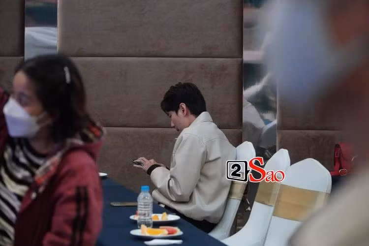 Kiều Minh Tuấn không ngồi gần Cát Phượng, tập trung lướt điện thoại.