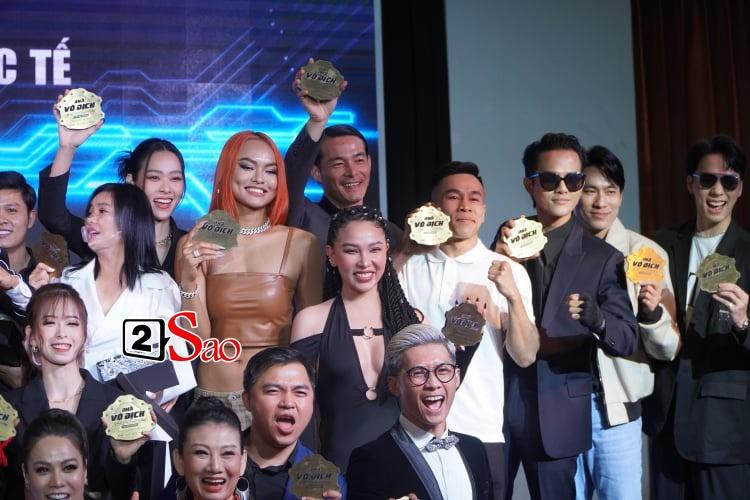 Cặp đôi Cát - Kiều cũng đứng khá xa trên sân khấu lúc chụp hình.