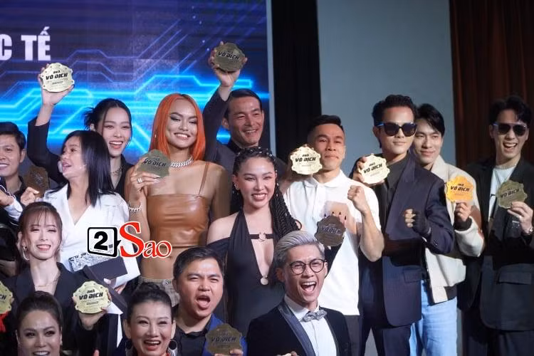 Cặp đôi Cát - Kiều cũng đứng khá xa trên sân khấu lúc chụp hình.