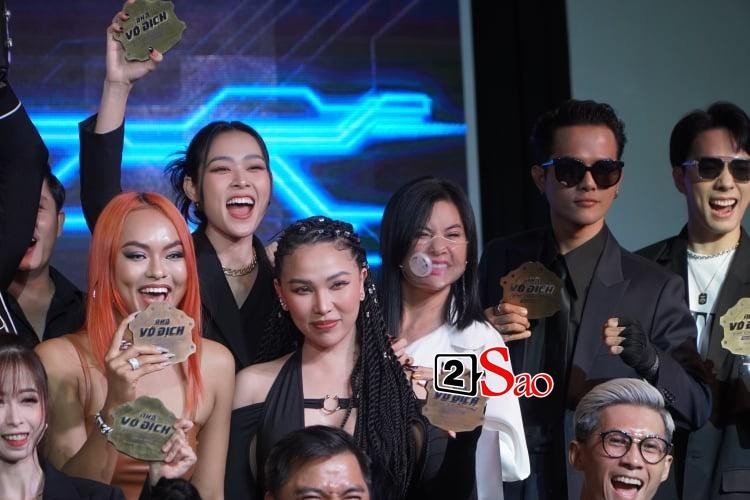 Khi chương trình đang ở phần phát biểu, Kiều Minh Tuấn lặng lẽ ngồi một góc bấm điện thoại, sau đó ra về một mình. Cát Phượng một lúc sau mới rời khỏi sự kiện.