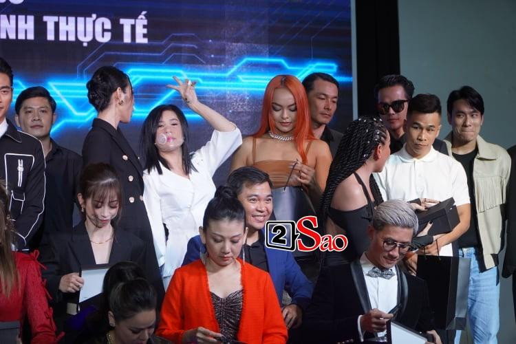 Việc Cát Phượng - Kiều Minh Tuấn không kề cạnh nhau, không có bất cứ tương tác nào tại sự kiện khiến nhiều người không khỏi thắc mắc. Có vẻ như họ không quan trọng chuyện "hình thức", hay còn lý do nào đó?