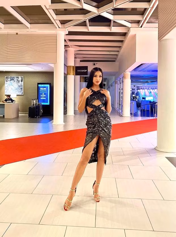 Người đẹp khoe trọn đường cong nóng bỏng, làn da nâu giòn và tiếp tục để mái tóc duỗi thẳng đã trở thành thương hiệu. 