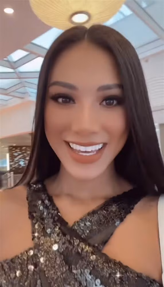 Có thể thấy Nguyễn Huỳnh Kim Duyên vẫn duy trì tâm lý khá thoải mái, thần sắc rạng rỡ sau đêm chung kết.