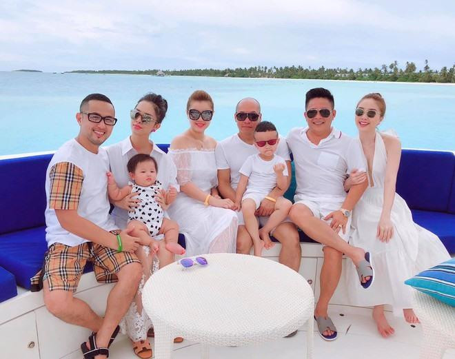 Trước đó, doanh nhân Phan Lĩnh từng xuất hiện trong một khoảnh khắc gia đình, song kính râm đã che đi một phần dung mạo.