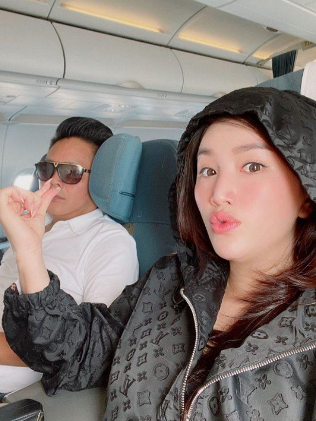 Trong suốt 2 năm hôn nhân, số lần Bảo Thy đăng ảnh chồng đại gia chỉ đếm trên đầu ngón tay. Nữ ca sĩ quan niệm chồng mình không phải người của công chúng, bản thân cô cũng mong anh có được cuộc sống bình yên, không phải chịu bất kỳ áp lực nào từ giới showbiz thị phi.