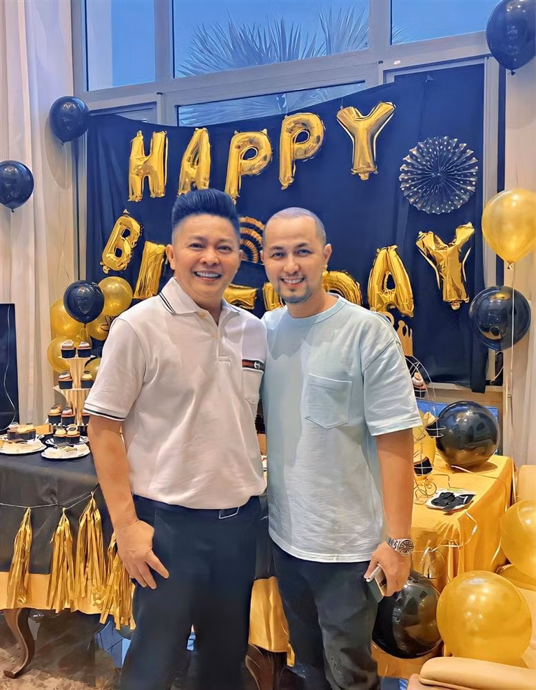 Doanh nhân Phan Lĩnh bên anh trai Bảo Thy. Có thể thấy đại gia Hà Tĩnh sở hữu vẻ ngoài phong độ, chuộng phong cách ăn mặc gọn gàng, thanh lịch.