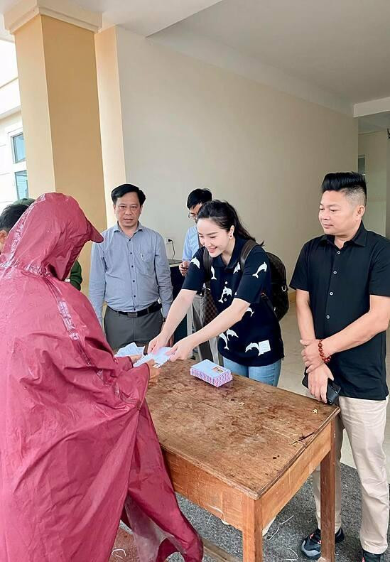 Đại gia trung niên và bà xã trao quà cho bà con vùng lũ. Họ làm từ thiện hoàn toàn bằng tiền túi nên không vướng thị phi thời gian qua.