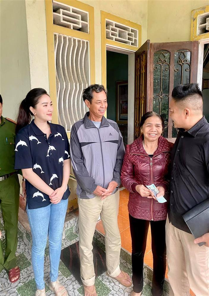 Lần hiếm hoi doanh nhân Phan Lĩnh xuất hiện "full không che" là dịp cùng gia đình đi cứu trợ miền Trung lũ lụt vào cuối năm 2020.