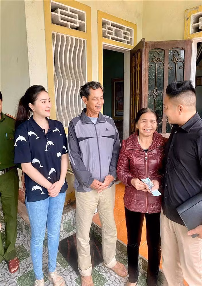 Lần hiếm hoi doanh nhân Phan Lĩnh xuất hiện "full không che" là dịp cùng gia đình đi cứu trợ miền Trung lũ lụt vào cuối năm 2020.