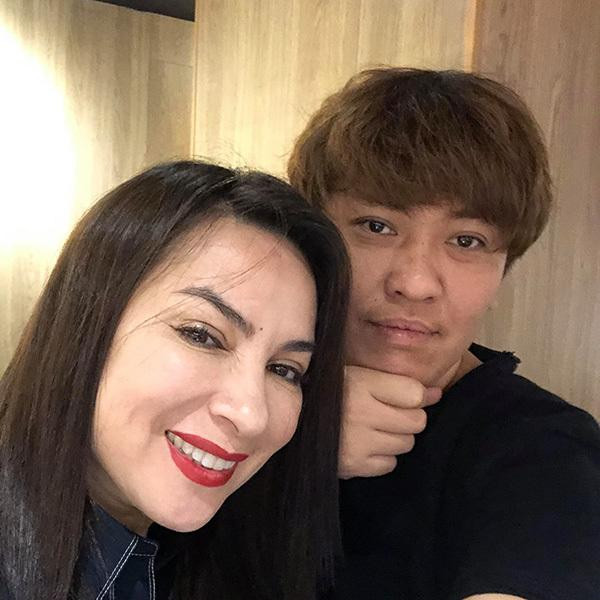 "Tất cả những chuyện liên quan đến tiền của Hồ Văn Cường, tôi hoàn toàn chịu trách nhiệm và đứng ra xử lý. Và tôi sẽ giải quyết tất cả những chuyện này cùng với Hồ Văn Cường chứ không phải ai khác trong ngày hôm nay. Hy vọng Phi Nhung của tôi yên lòng nơi đó", quản lý Phi Nhung khẳng định vào trưa 10/10. Tuy nhiên đến trưa 11/10, quản lý Phi Nhung vẫn chưa có động thái nào thể hiện việc đã giải quyết xong chuyện tiền nong với Hồ Văn Cường. Điều này khiến dân mạng không khỏi thắc mắc.