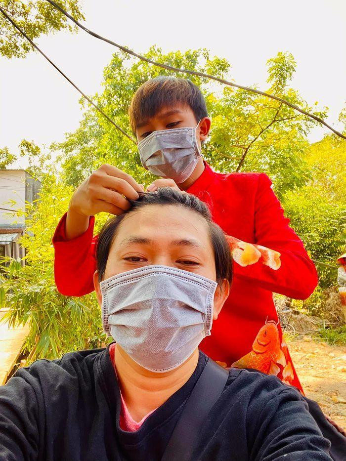 Mặt khác, status của quản lý Phi Nhung về việc giải quyết cát-xê của Hồ Văn Cường cũng đã bị xóa hoặc ẩn trên trang cá nhân của người này sau nhiều giờ lên sóng. Trước sự im lặng của phía quản lý Phi Nhung, một bộ phận dân mạng đã tràn vào "tấn công" trang cá nhân, để lại bình luận yêu cầu người này phải lại số tiền 200 triệu cùng cát-xê 5 năm đi hát cho Hồ Văn Cường.