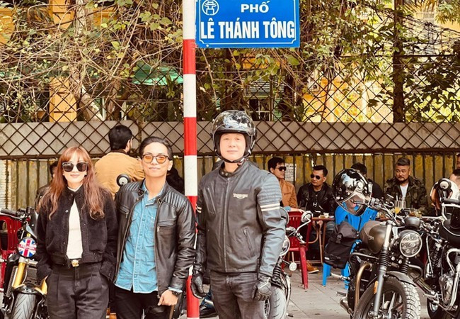 Vợ chồng Khánh Thi - Phan Hiển hội ngộ MC Anh Tuấn tại Hà Nội.