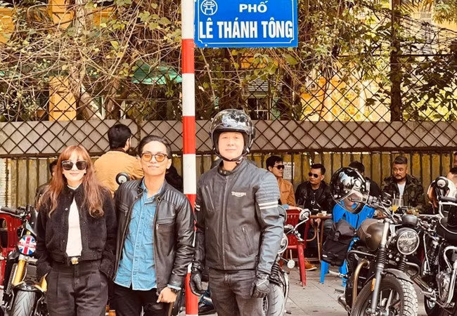 Vợ chồng Khánh Thi - Phan Hiển hội ngộ MC Anh Tuấn tại Hà Nội.