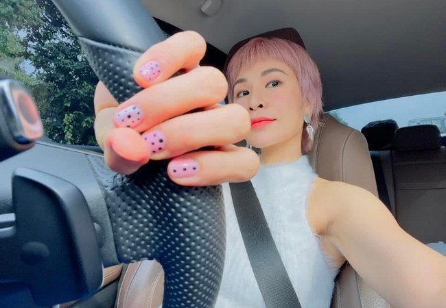 Uyên Linh tự lái xe lên Đà Lạt để nghỉ dưỡng kết hợp công việc.