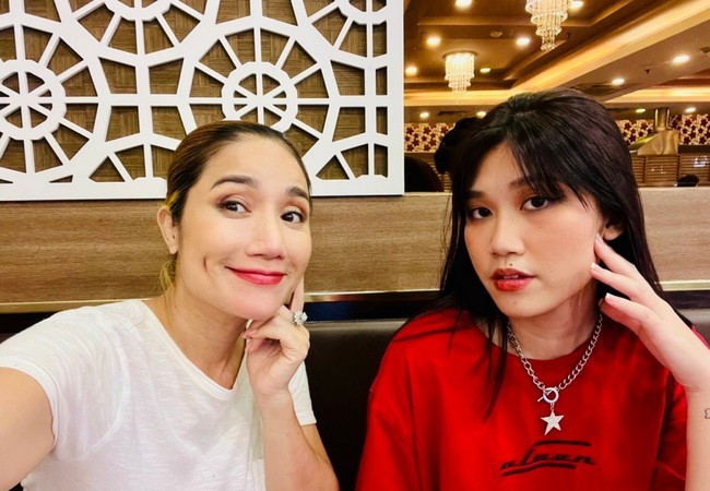 Cát Tường selfie cùng con gái khi hai mẹ con sum họp đi ăn đầu tuần.