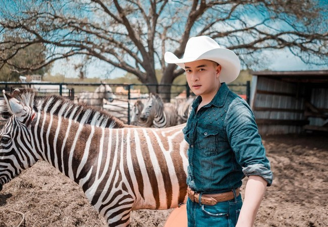 Cao Thái Sơn hóa chàng cao bồi điển trai trong sản phẩm âm nhạc mới.