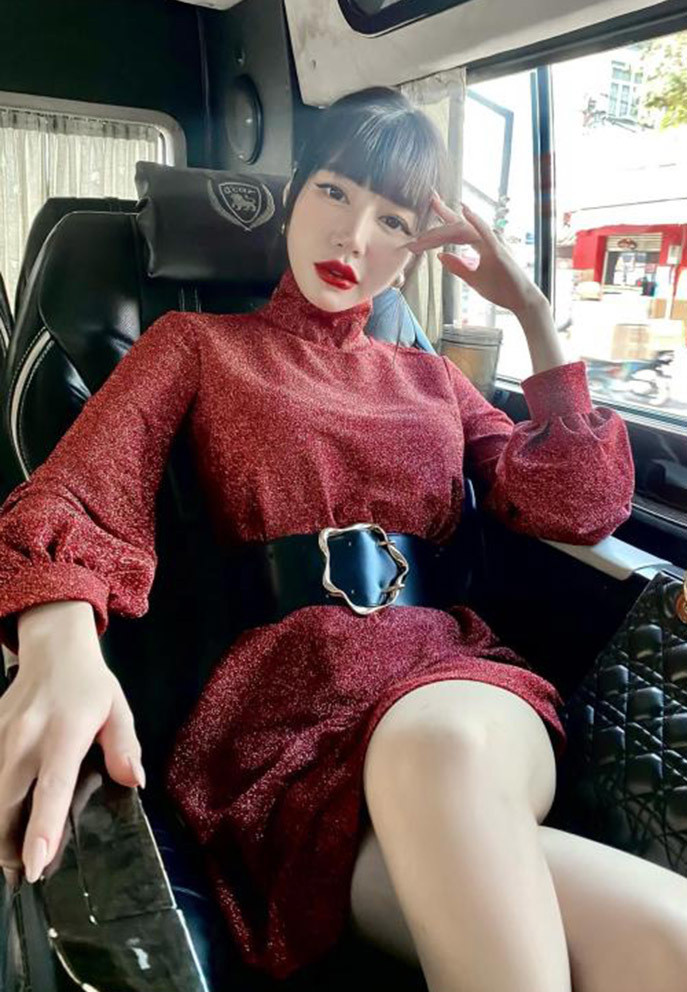 Elly Trần hé lộ tạo hình nhân vật giám đốc trong phim mới. Cô "dở khóc dở cười" vì bị khen quá trẻ so với tuổi.