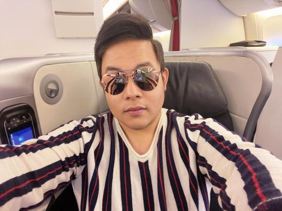 "Chả có gì lạ khi càng lớn ta chỉ mong mình nhỏ bé lại. Vì càng lớn cân nặng của ta càng tăng và càng khó giảm hơn", ca sĩ Quang Lê hài hước chia sẻ.