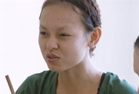 Mai Ngô có bao nhiêu mụn khoe hết dưới ống kính chân thực của nhà đài.