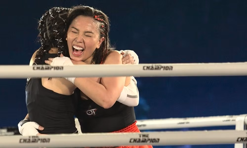 Thiếu đi lớp son phấn, diễn viên Quỳnh Thư nhợt nhạt trông thấy đã đành, nhìn bắp tay của nàng cựu mẫu nội y to gần gấp đôi đối thủ Cao Thái Hà mới hãi.